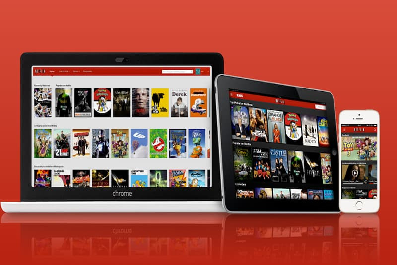 Ảnh chụp màn hình ứng dụng Netflix trên các thiết bị khác nhau như điện thoại, máy tính bảng và Smart TV
