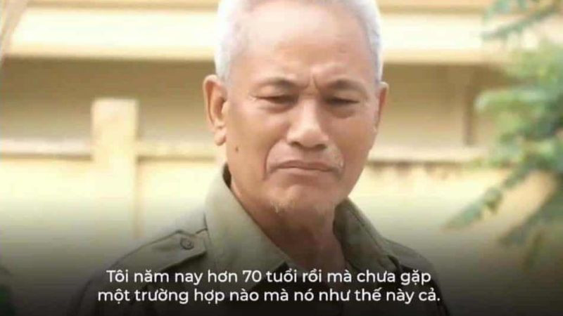 Ảnh chụp một em bé đang ngủ say với khuôn mặt dí vào tấm kính, tạo hình buồn cười