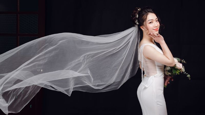 Ảnh cô dâu nở nụ cười rạng rỡ, thể hiện niềm hạnh phúc trong ngày trọng đại.