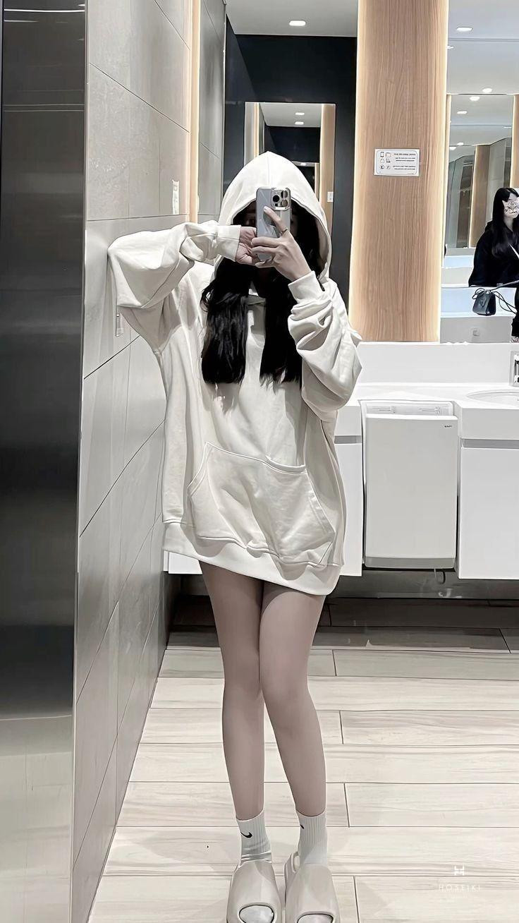 Ảnh cô gái phong cách hiện đại trên đường phố