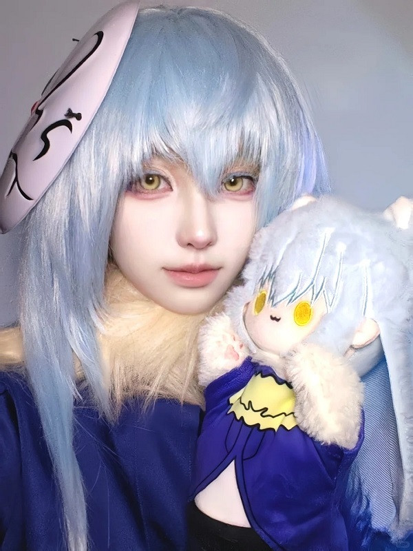 Ảnh cosplay Rimuru được chụp với hiệu ứng ánh sáng huyền ảo