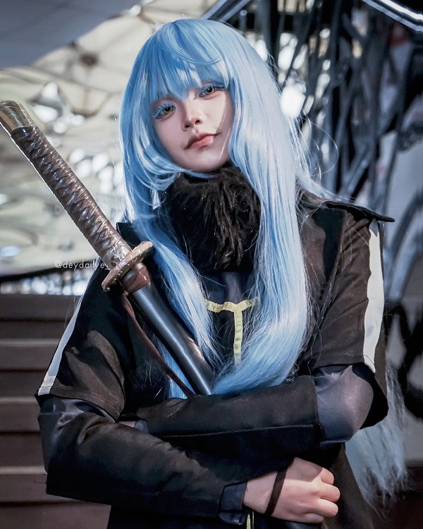Ảnh cosplay Rimuru tập trung vào ánh mắt đầy cuốn hút của nhân vật