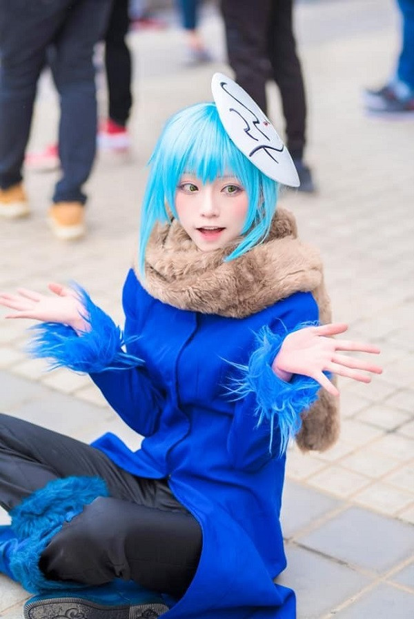 Ảnh cosplay Rimuru với ánh nhìn sâu sắc, đầy nội lực