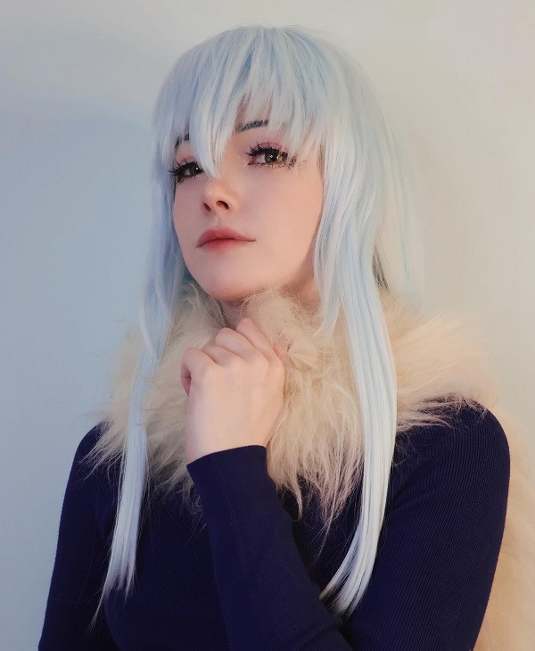 Ảnh cosplay Rimuru với góc chụp cận cảnh thể hiện ánh mắt