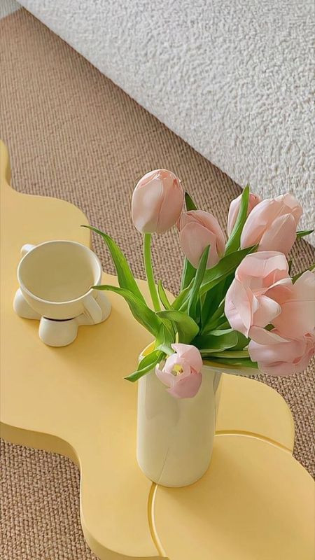 Ảnh decor với hoa tulip đơn giản và dễ thương