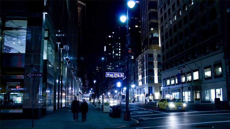 Ảnh đêm thành phố với cầu và mặt nước phản chiếu ánh đèn, chất lượng cao