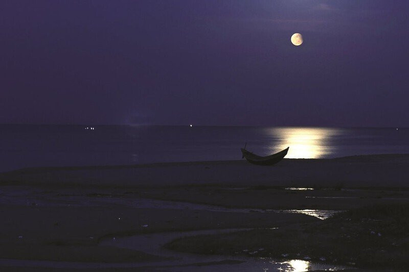 Ánh đèn thành phố dưới bầu trời đêm đen