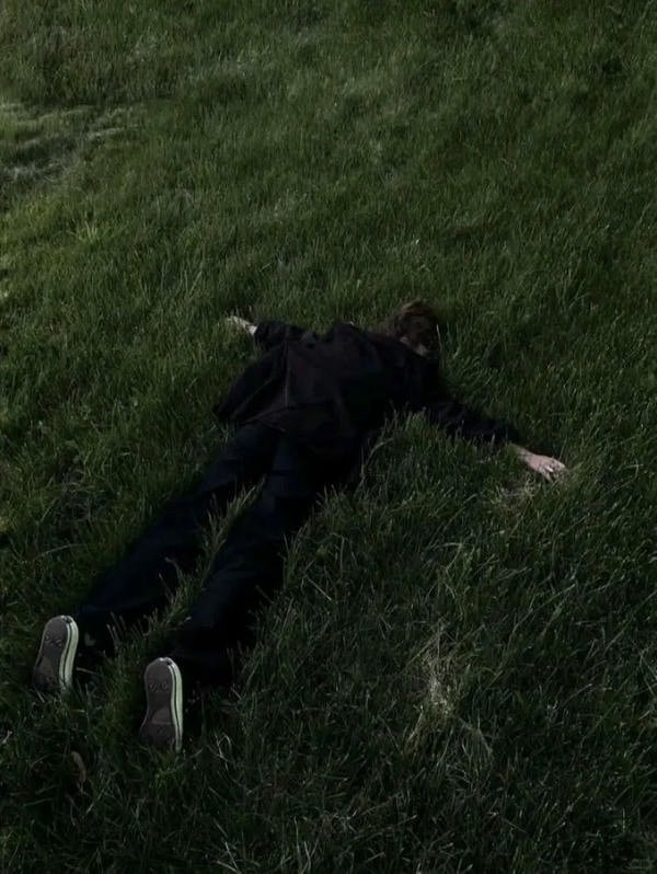 Ánh đèn thành phố về đêm qua khung kính mờ ảo