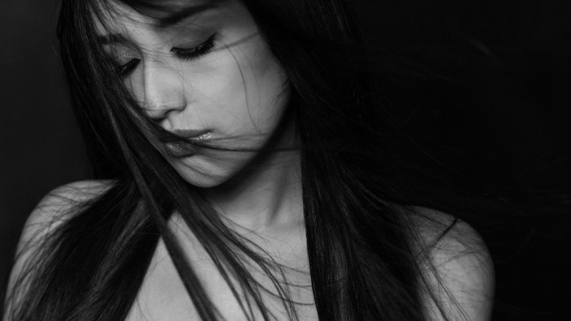 Vẻ Đẹp Vượt Thời Gian Của Ảnh Trắng Đen Ảnh đen trắng nghệ thuật chụp khuôn mặt một người phụ nữ