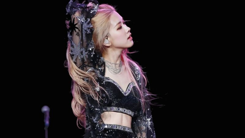 Ảnh đẹp Rose: Rose tạo dáng thanh thoát, đầy sức sống.