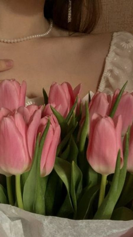 Ảnh đọ sắc giữa nàng cùng hoa tulip hồng xinh đẹp