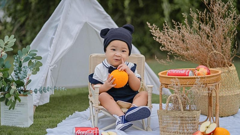 Ảnh em bé cute chơi đùa trên bãi biển