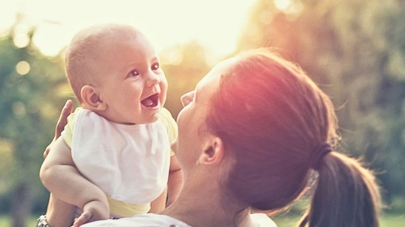 Ảnh em bé cute dưới ánh nắng mặt trời