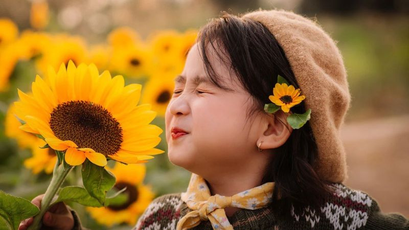 Ảnh em bé cute nằm giữa những đóa hoa