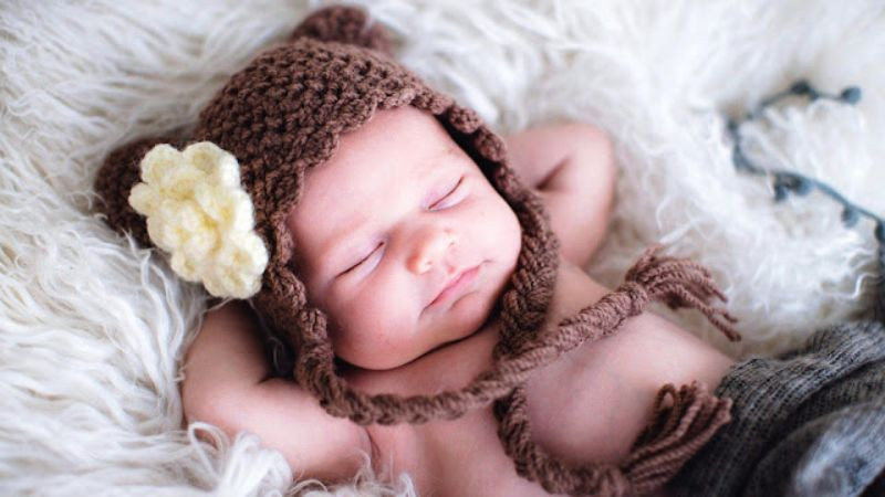 Ảnh em bé cute ngủ say trên gối mềm