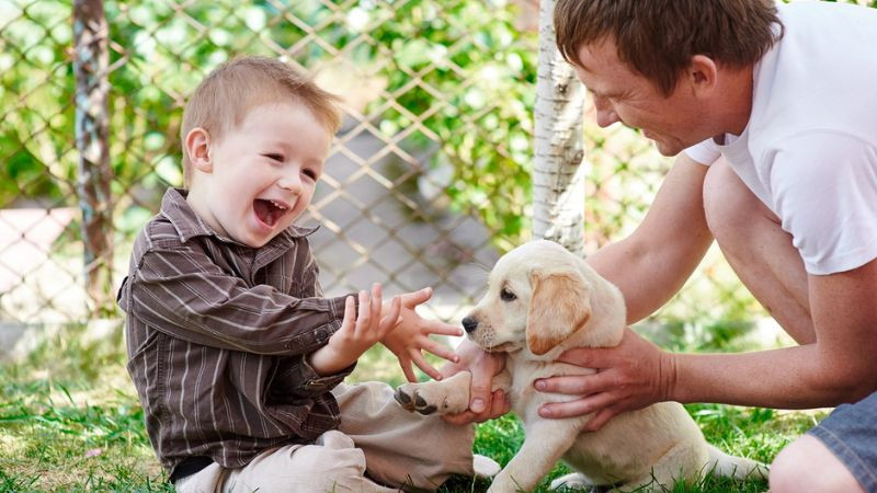 Ảnh em bé cute ôm chú cún