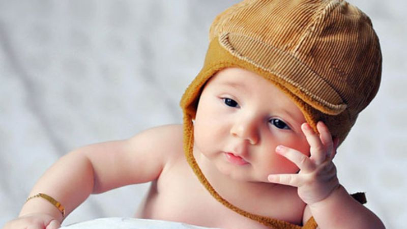 Ảnh em bé cute với biểu cảm ngạc nhiên