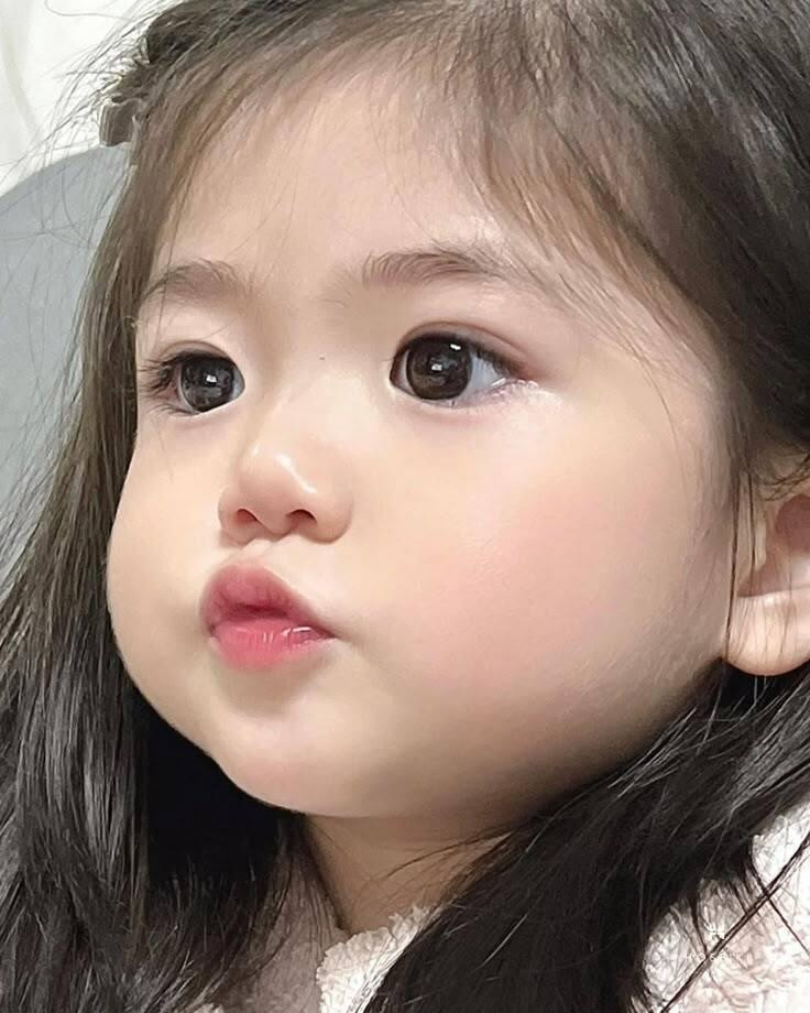 Ngắm Ảnh Em Bé: Vẻ Đáng Yêu Tan Chảy Mọi Trái Tim ảnh em bé với ánh mắt tò mò khám phá thế giới