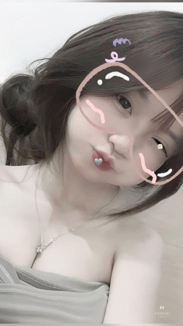 Ảnh gái cute với cô gái đeo kính, biểu cảm nhẹ nhàng và đáng yêu