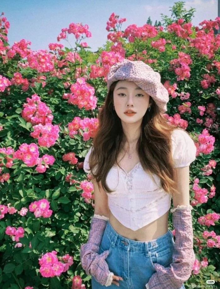 Ảnh gái Hàn đẹp phong cách bên khóm hoa nhiều màu sắc