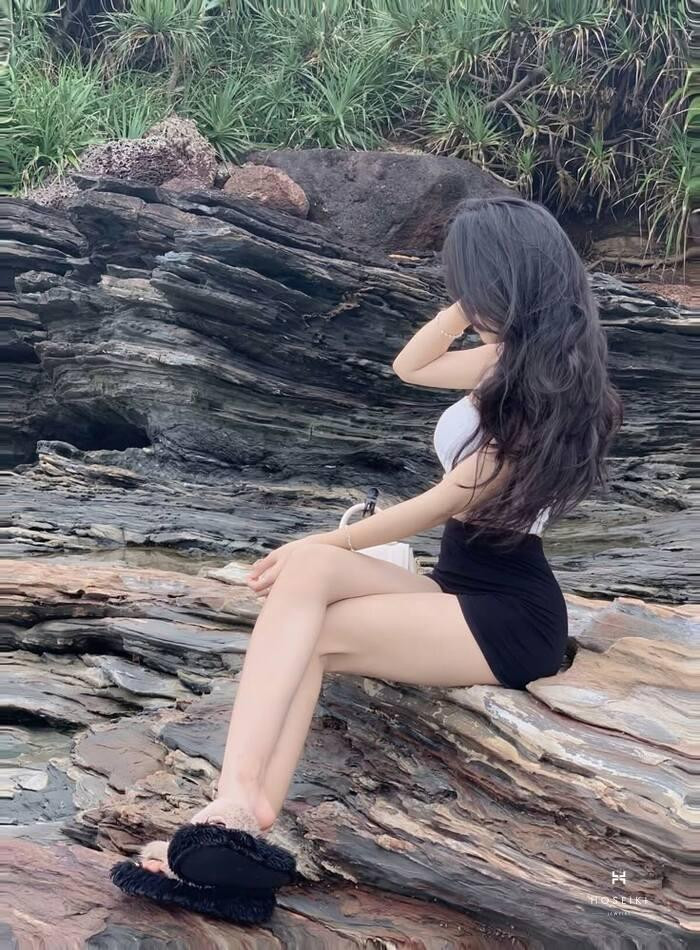 ảnh gái xinh che mặt dịu dàng cuốn hút