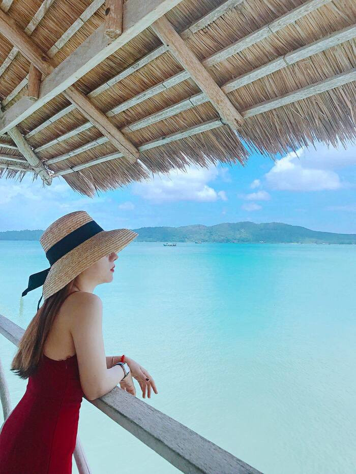 Ảnh gái xinh đội mũ cói tạo dáng trên bãi cát trắng