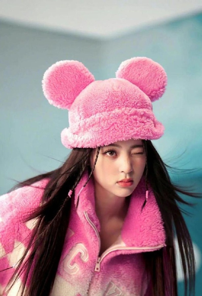 Ảnh gái xinh đội mũ len màu hồng có tai gấu cute