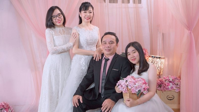 Ảnh gia đình chụp chung trong ngày cưới trọng đại