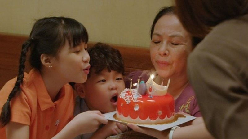 Ảnh gia đình chụp cùng bánh và nến sinh nhật rực rỡ