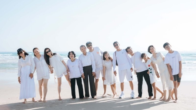 Ảnh gia đình chụp cùng phong cảnh đẹp trong chuyến đi