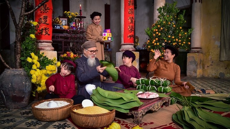 Ảnh gia đình chụp lại phong tục ngày lễ truyền thống