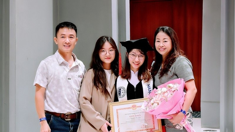 Ảnh gia đình đầy tự hào trong ngày con tốt nghiệp