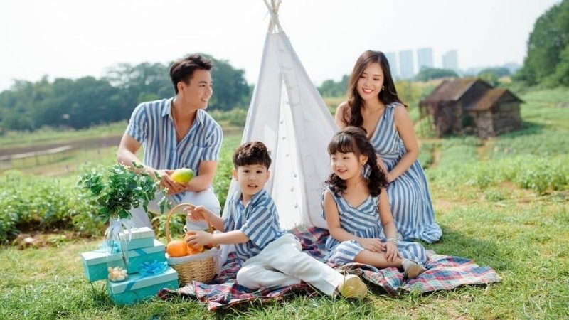 Ảnh gia đình hạnh phúc bên nhau trong không gian xanh mát