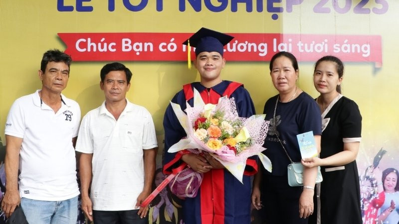 Ảnh gia đình hạnh phúc bên nhau trong ngày con tốt nghiệp