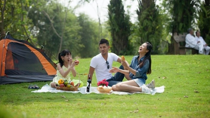 Ảnh gia đình hạnh phúc với nụ cười tự nhiên của các thành viên