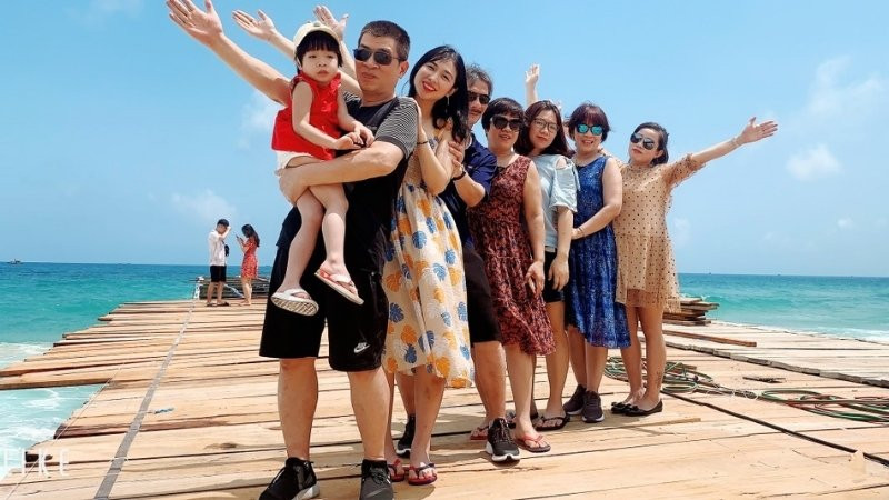 Ảnh gia đình khám phá địa điểm mới trong chuyến đi