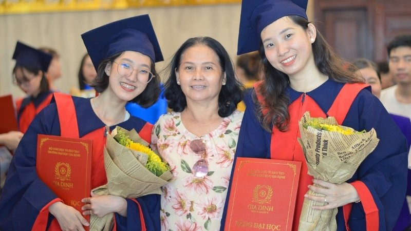 Ảnh gia đình kỷ niệm ngày con nhận bằng tốt nghiệp