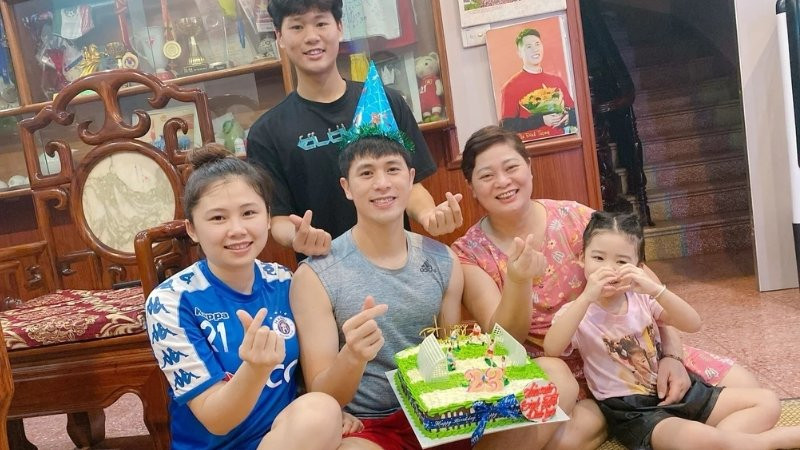 Ảnh gia đình kỷ niệm sinh nhật với bóng bay và hoa
