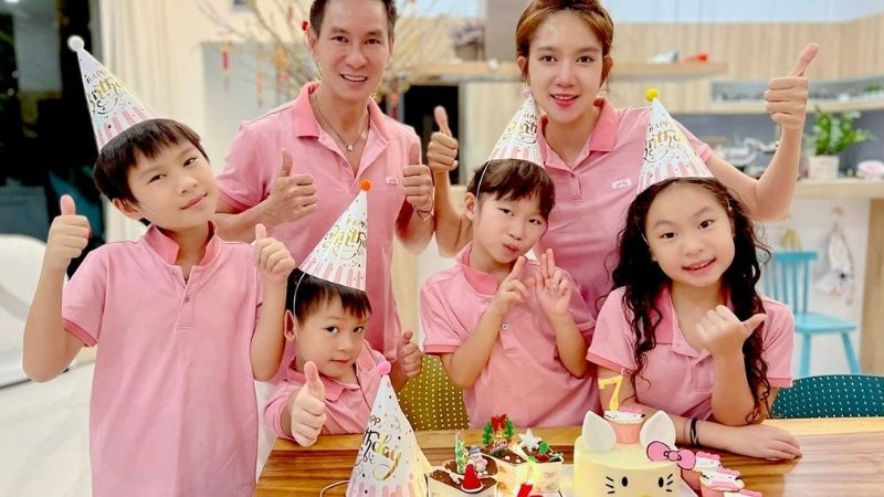 Ảnh gia đình quây quần bên bàn tiệc sinh nhật