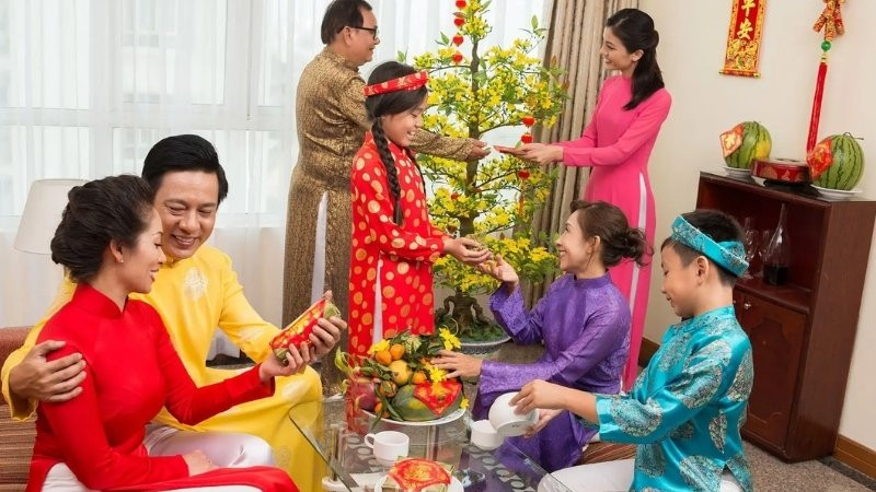 Ảnh gia đình sum họp vui vẻ trong dịp lễ hội