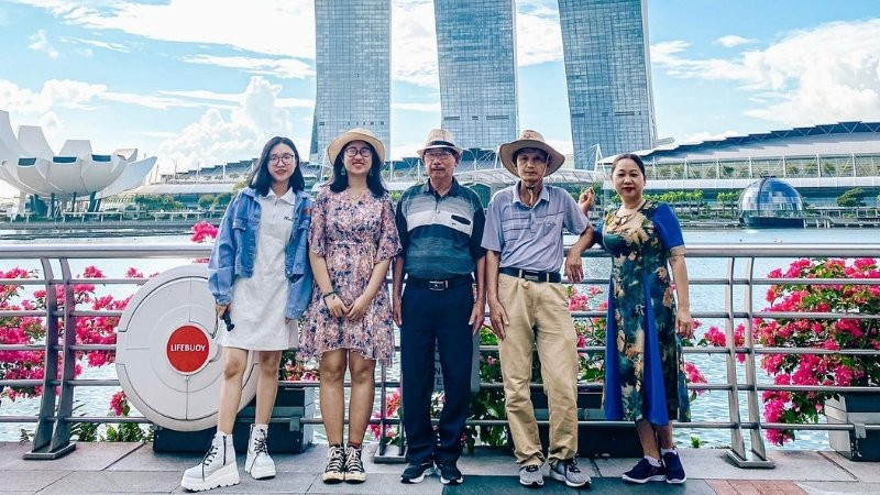 Ảnh gia đình sum vầy trong không khí ngày lễ ấm áp