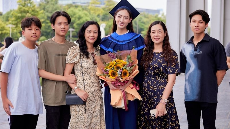 Ảnh gia đình sum vầy và chúc mừng ngày tốt nghiệp