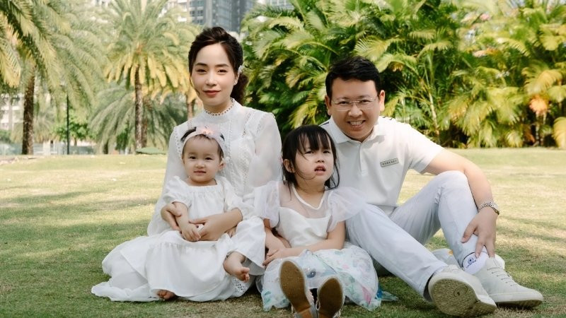 Ảnh gia đình tạo dáng nhí nhảnh, đầy năng lượng