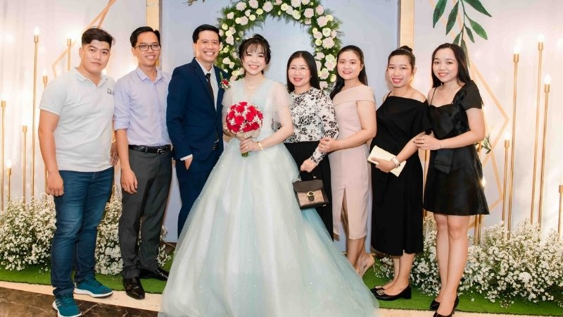 Ảnh gia đình tự hào chụp cùng tân cử nhân trong ngày tốt nghiệp