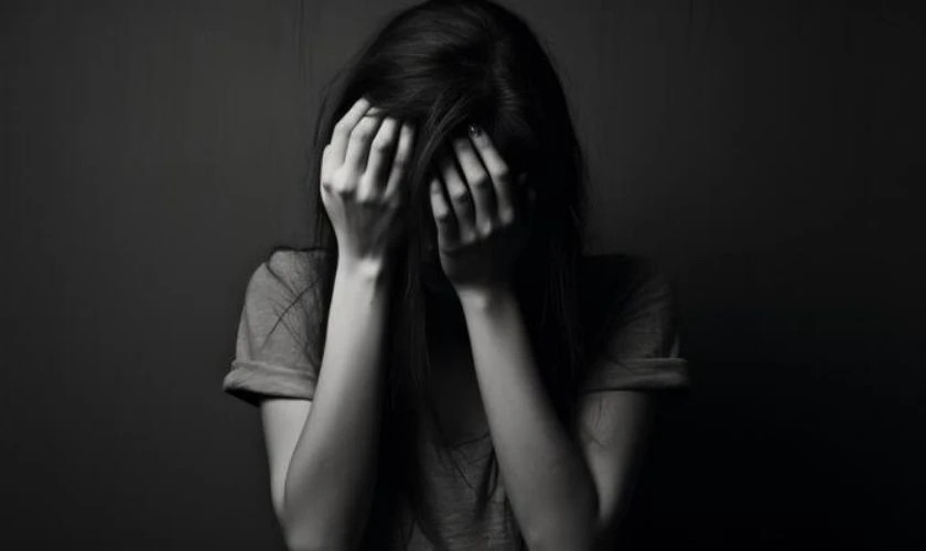 Ảnh girl che mặt buồn, cô gái úp mặt xuống gối trong phòng