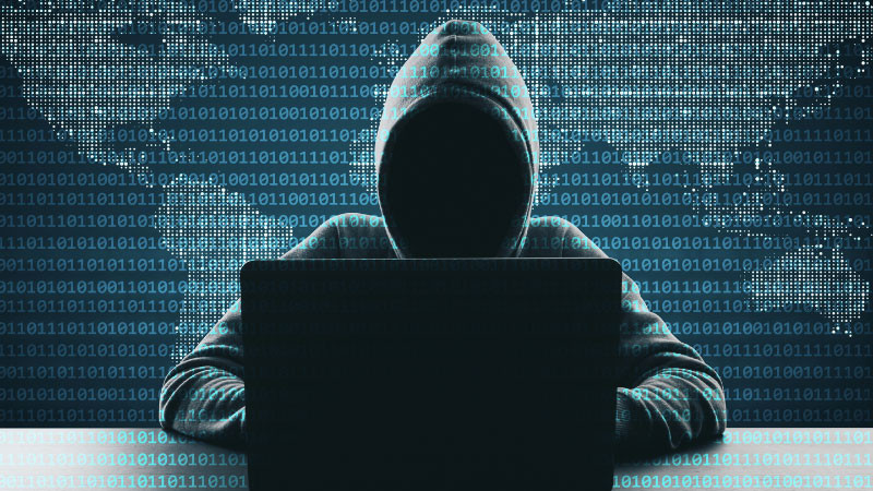 Ảnh hacker buồn với chiếc mũ trùm đầu, ngồi một mình