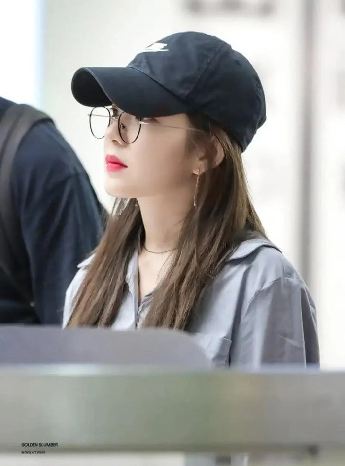Ảnh hot girl đội mũ lưỡi trai đen và đeo kính mát sành điệu