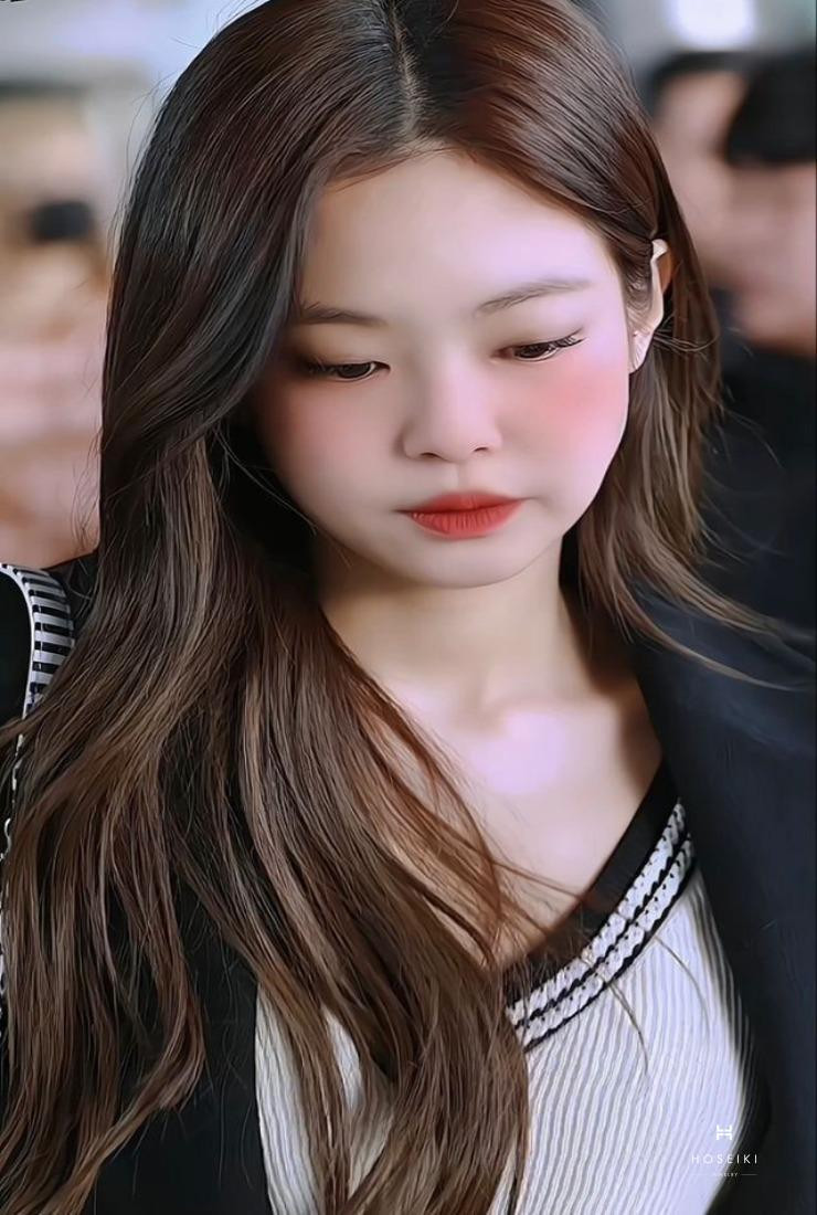 Ảnh Jennie BLACKPINK thể hiện khí chất &quot;girl crush&quot; mạnh mẽ.