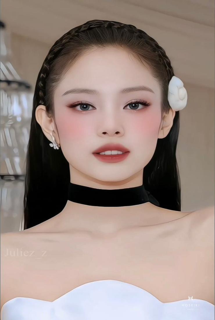 Ảnh Jennie quyến rũ và cá tính với kiểu tóc búi cao.