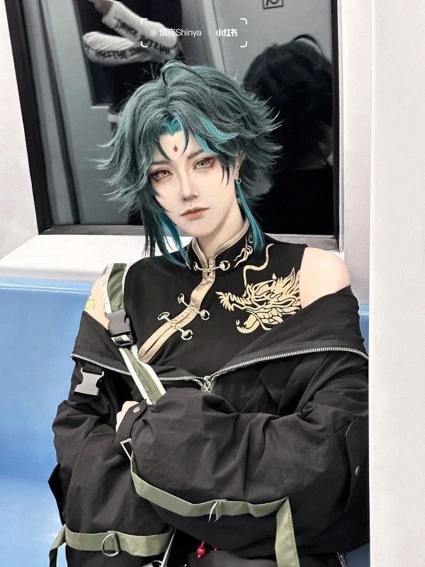 Ánh mắt biểu cảm sâu sắc của cosplayer nhập vai Xiao